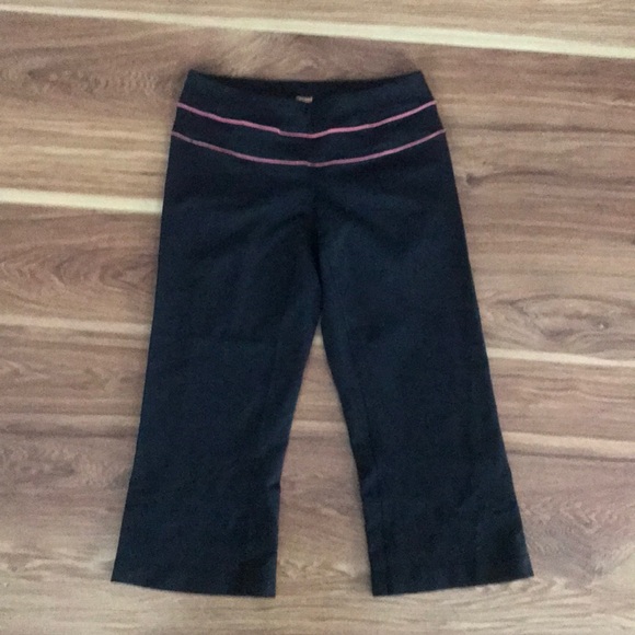 Lucy cropped & flared athletic pants - Picture 3 of 3